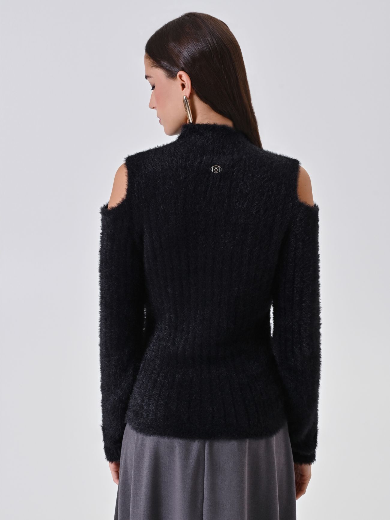 Czarny półgolf Fluffy det_3