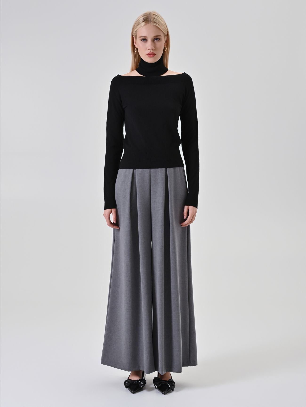 Maglia nera con dettaglio choker det_1