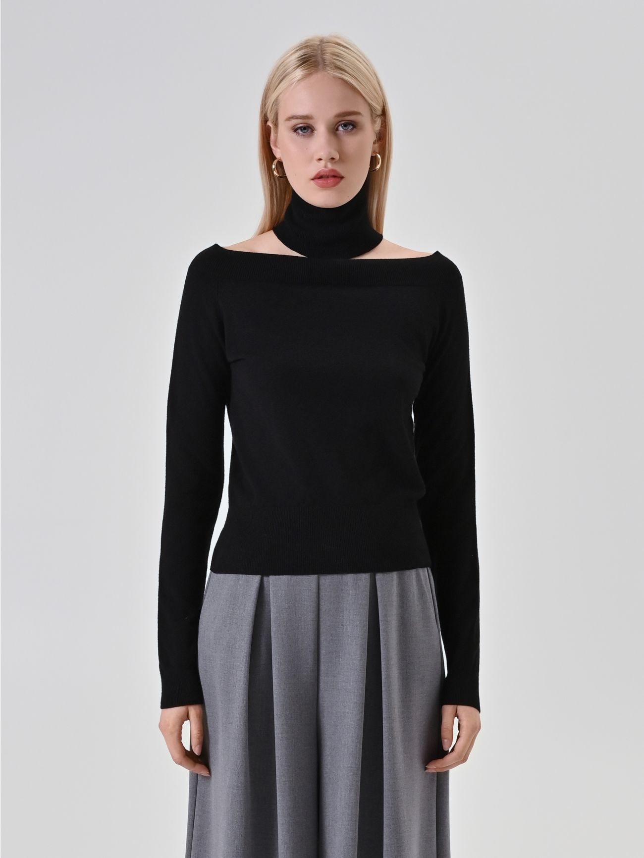 Maglia nera con dettaglio choker det_2