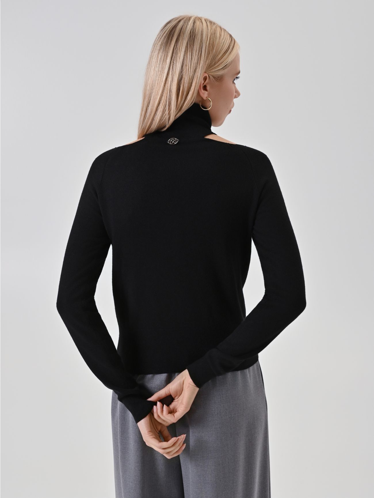 Maglia nera con dettaglio choker det_3