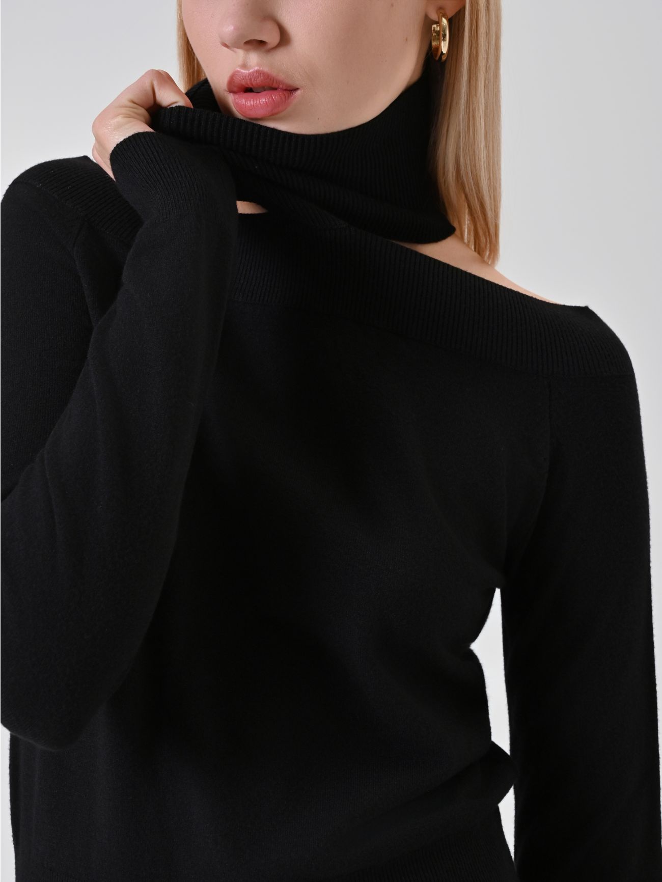 Maglia nera con dettaglio choker in_i5