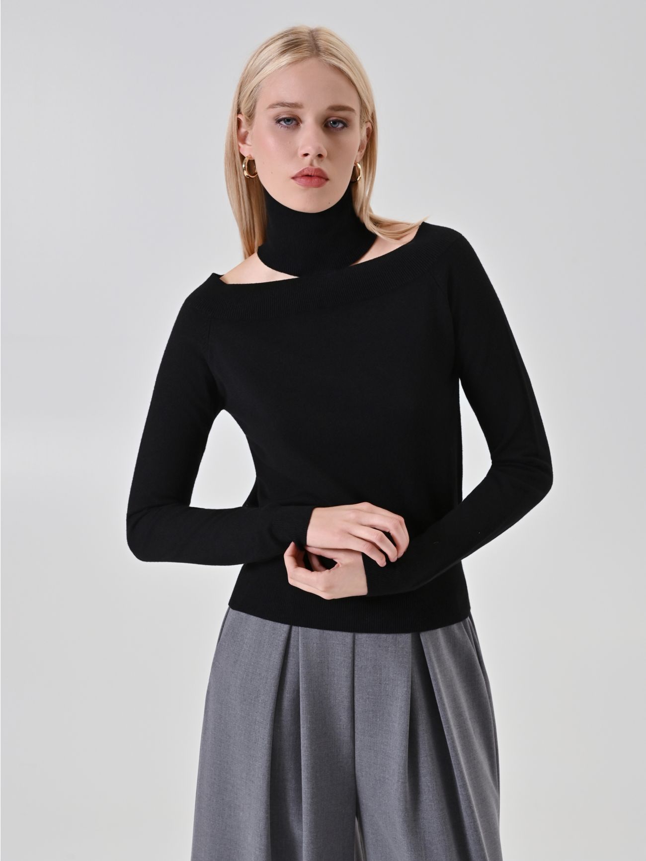 Maglia nera con dettaglio choker in_i7