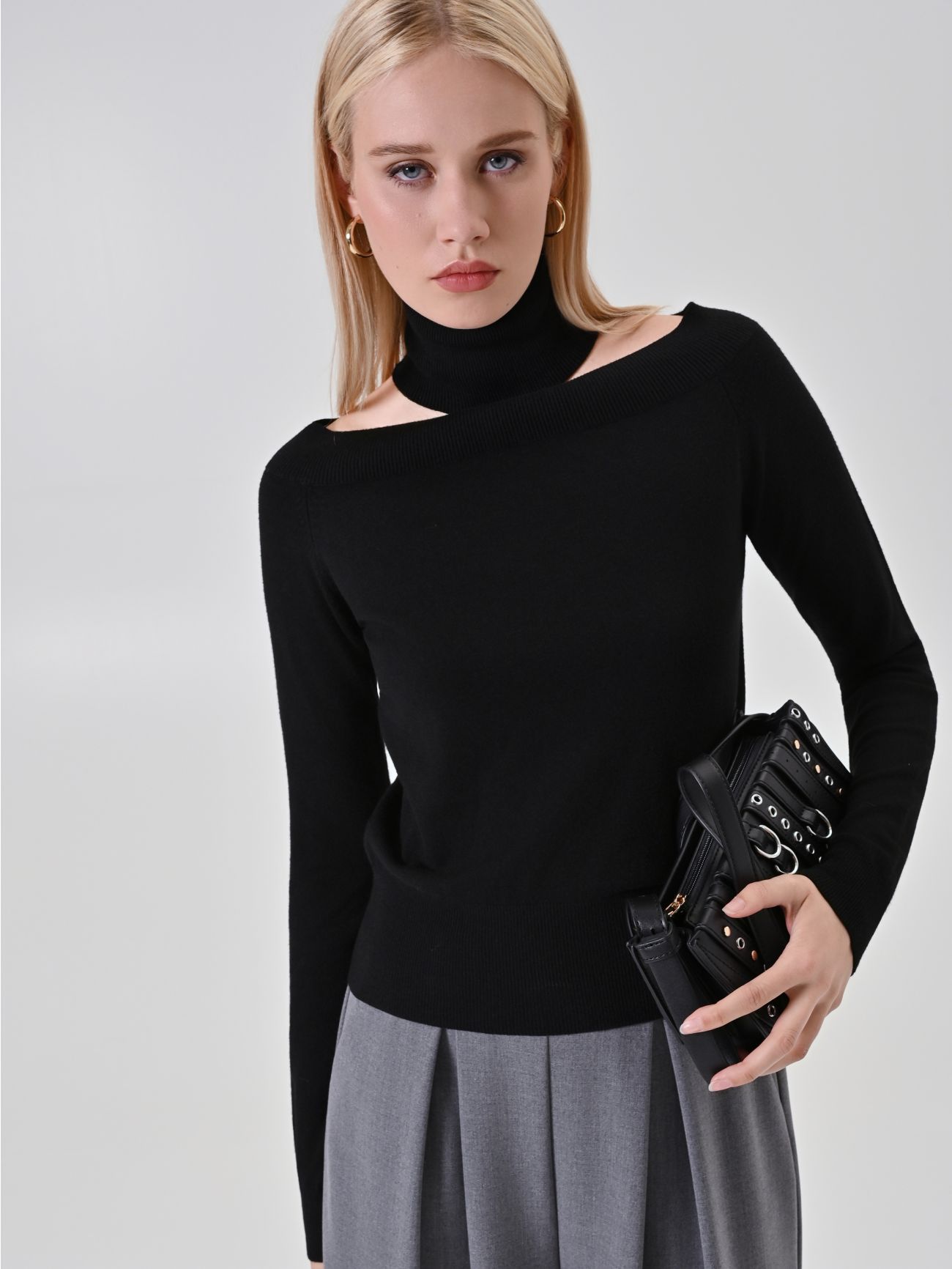 Maglia nera con dettaglio choker  Rinascimento