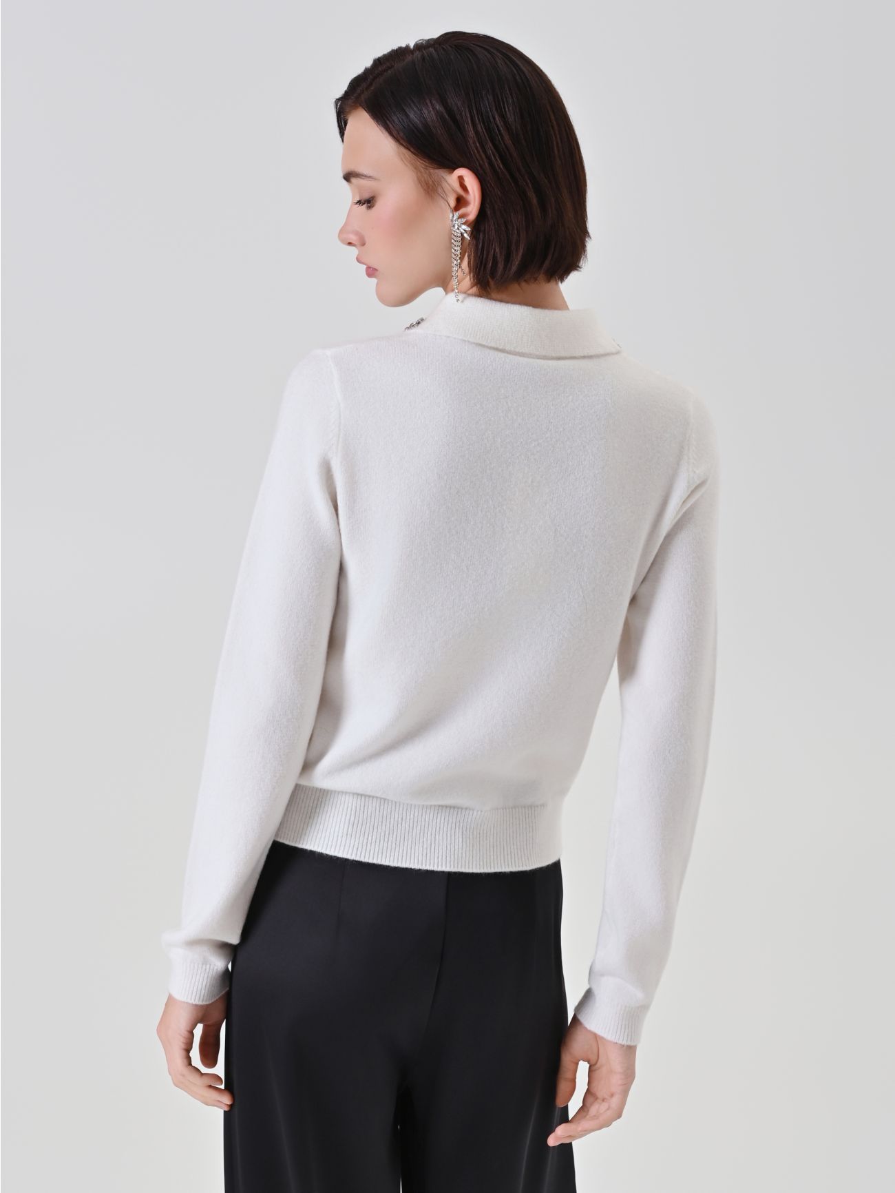 Pull blanc cassé à col bijou 3 Rinascimento Pull blanc cassé à col bijou det_3