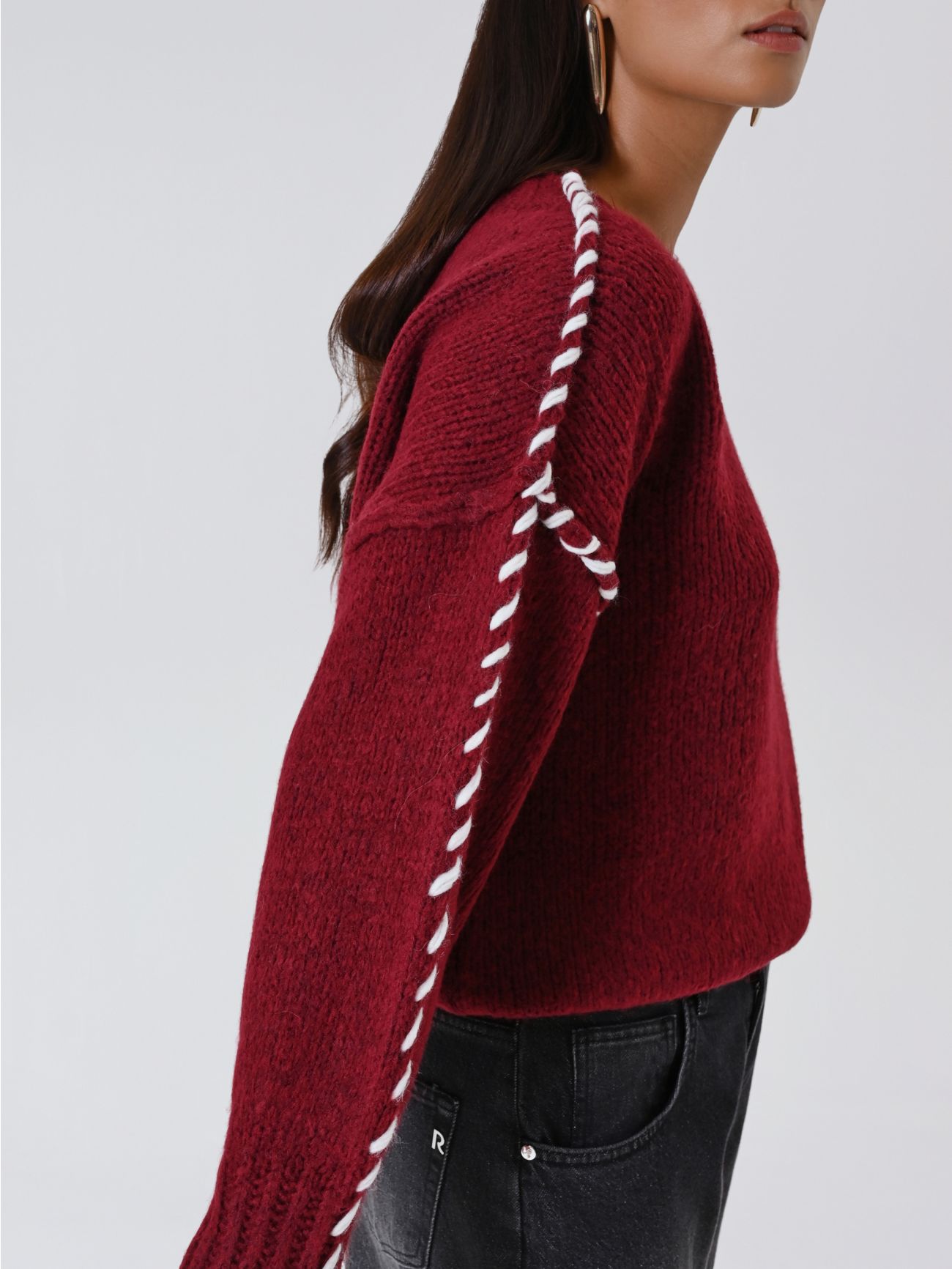 Bordeauxroter Pullover mit Ziernaht-Effekt in_i5