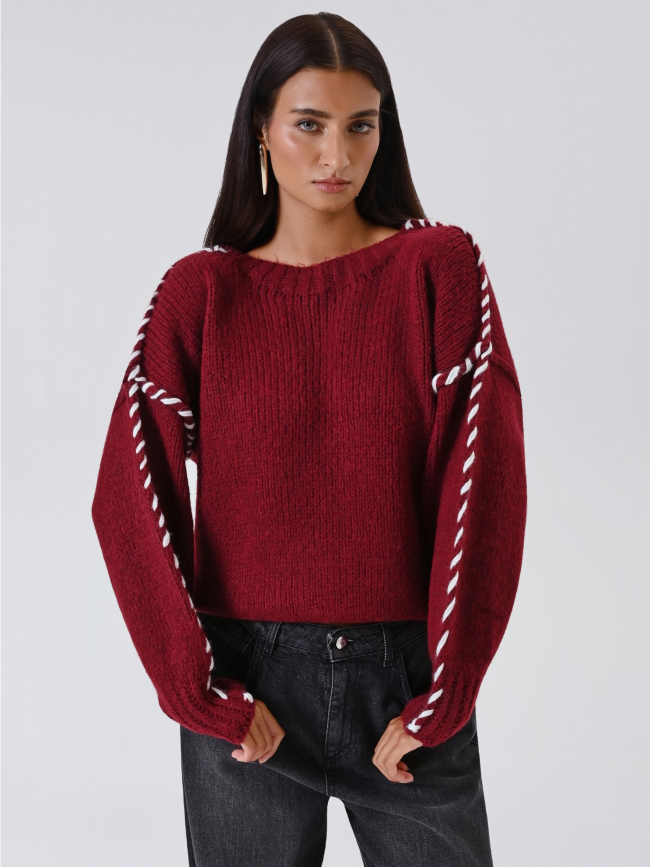 Bordeauxroter Pullover mit Ziernaht-Effekt in_i7
