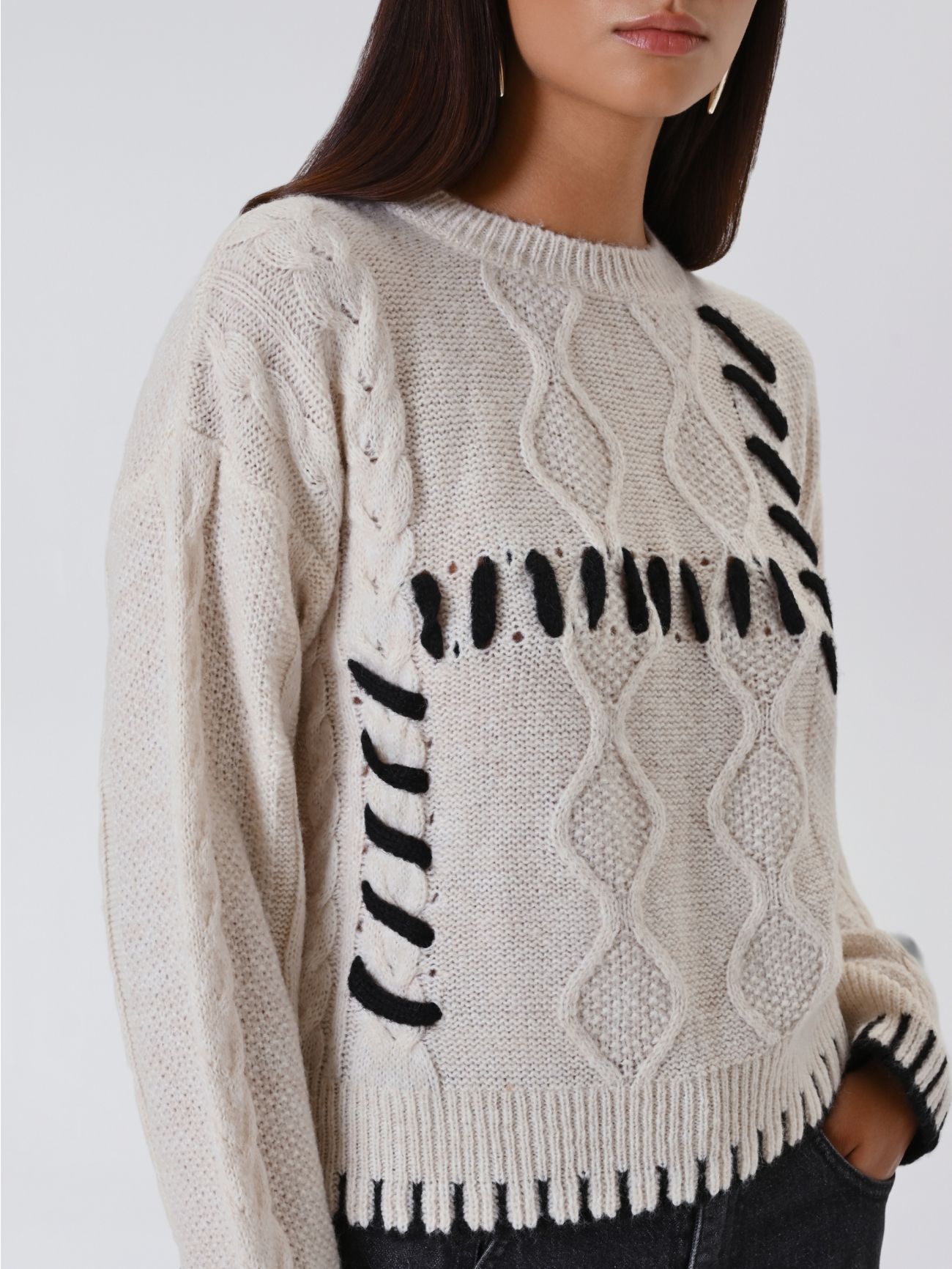 Weißer Pullover mit Steppstich-Optik in_i5