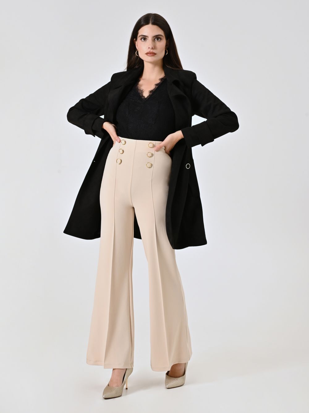 Hose mit sechs Knöpfen in hellem Beige