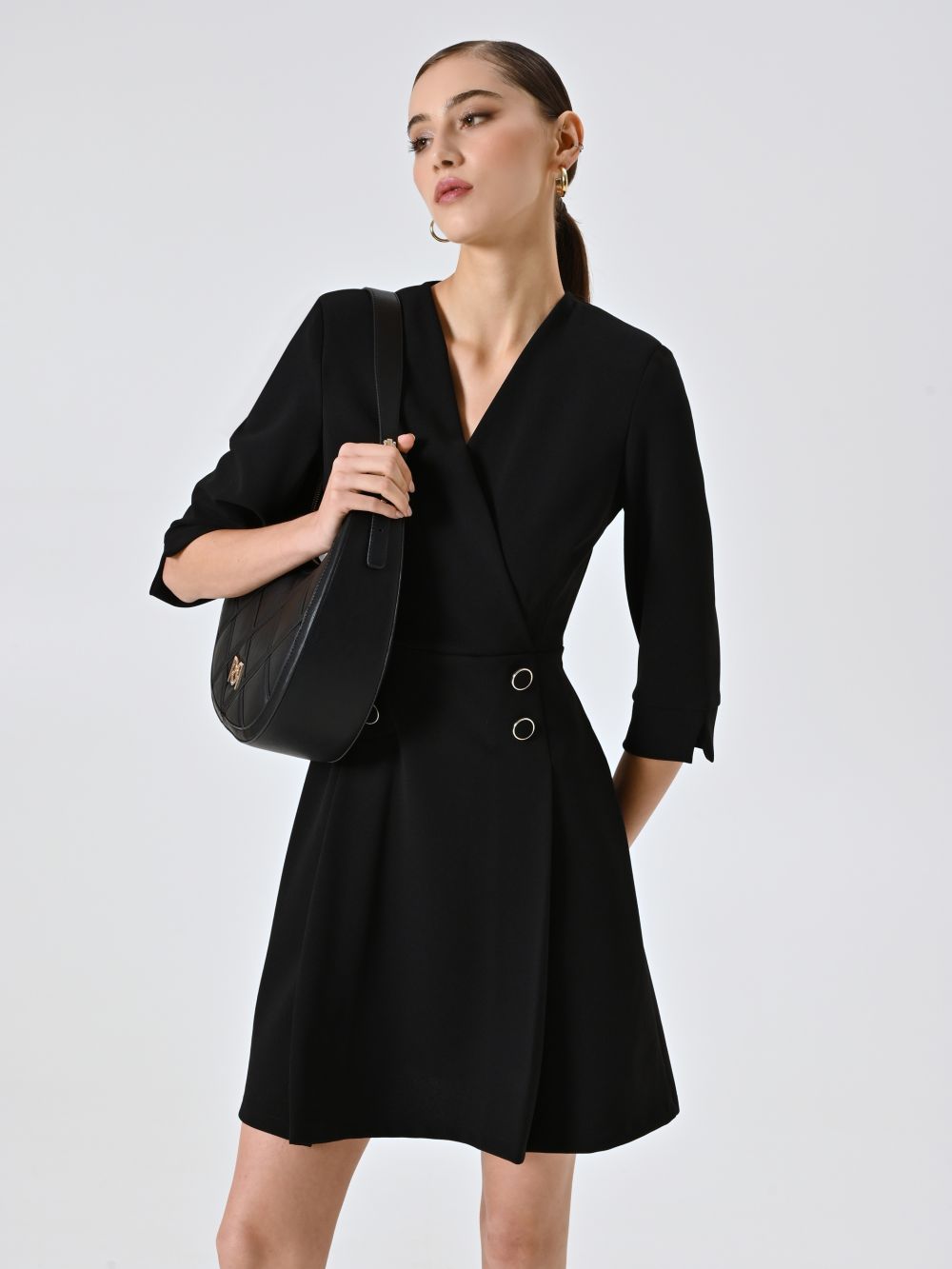 Kleid in Schwarz mit zweireihigem Design
