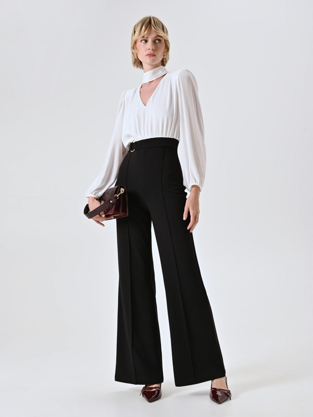 Tuta con Blusa Bianca e Fibbia 