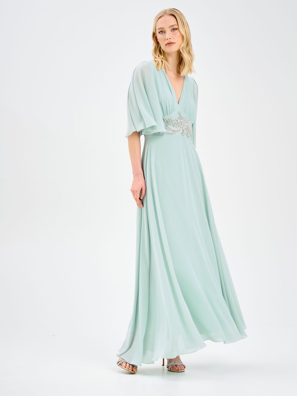 Vestido verde salvia con pedrería de Rinascimento atelier