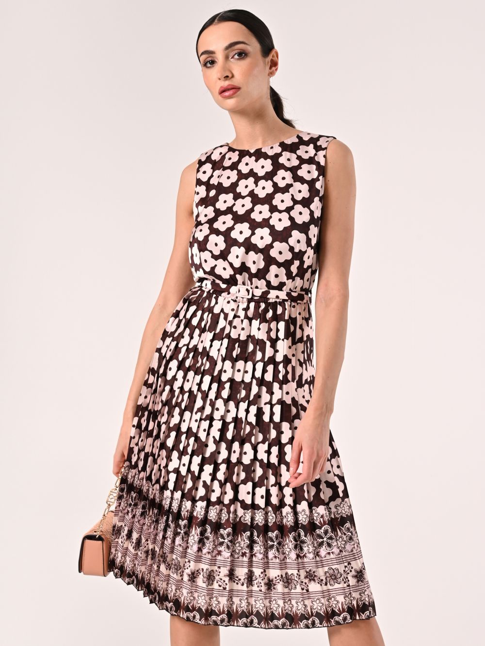 Vestido midi plisado con estampado floral marrón chocolate