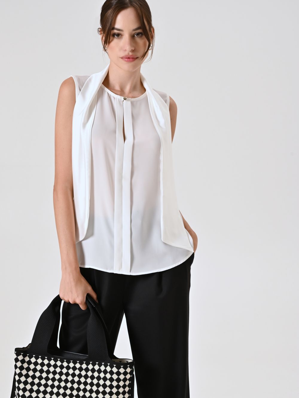 Top Bianco con Fiocco e Pieghe Cucite