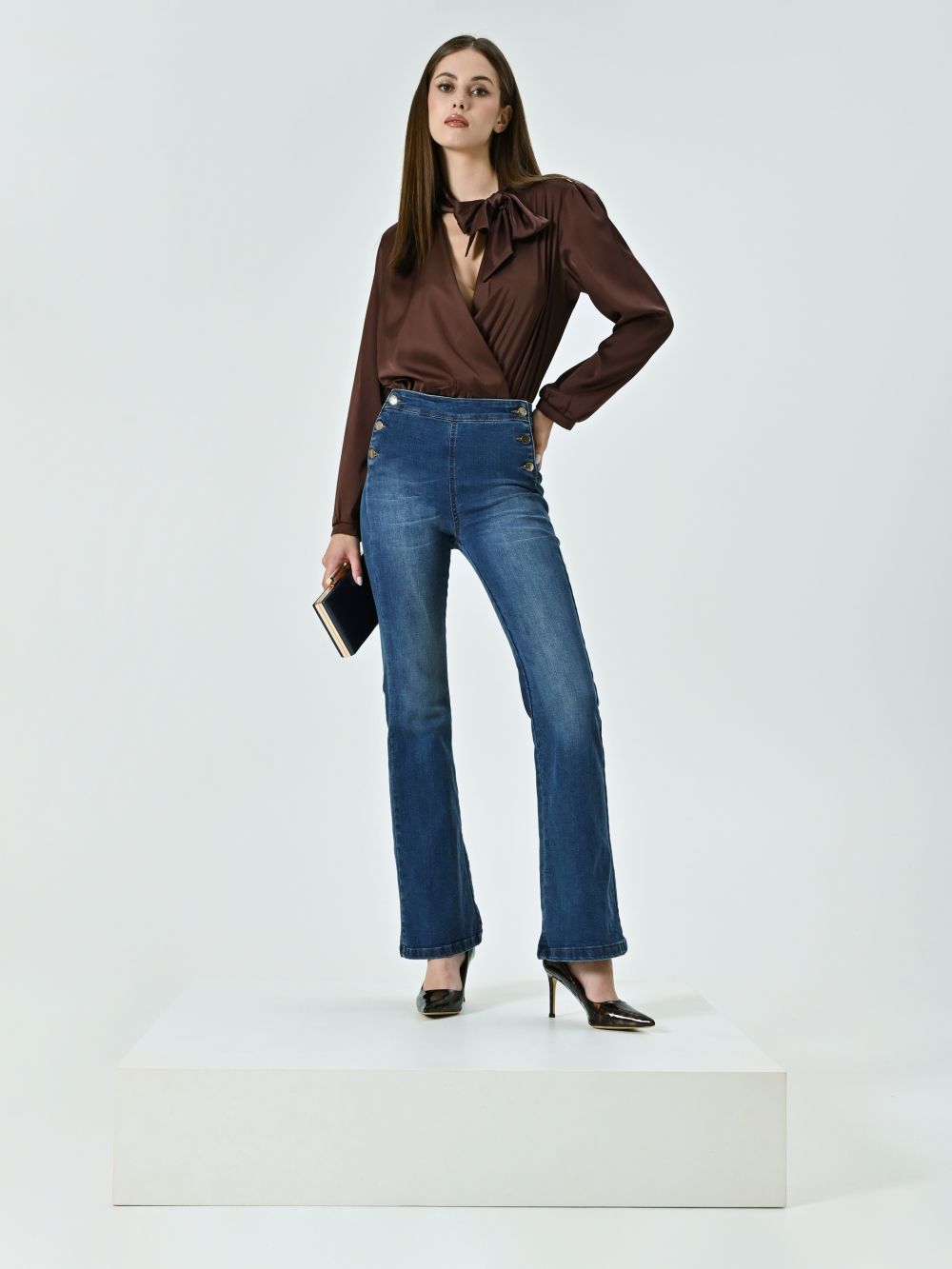 Jeans Flared con Bottoni Piatti