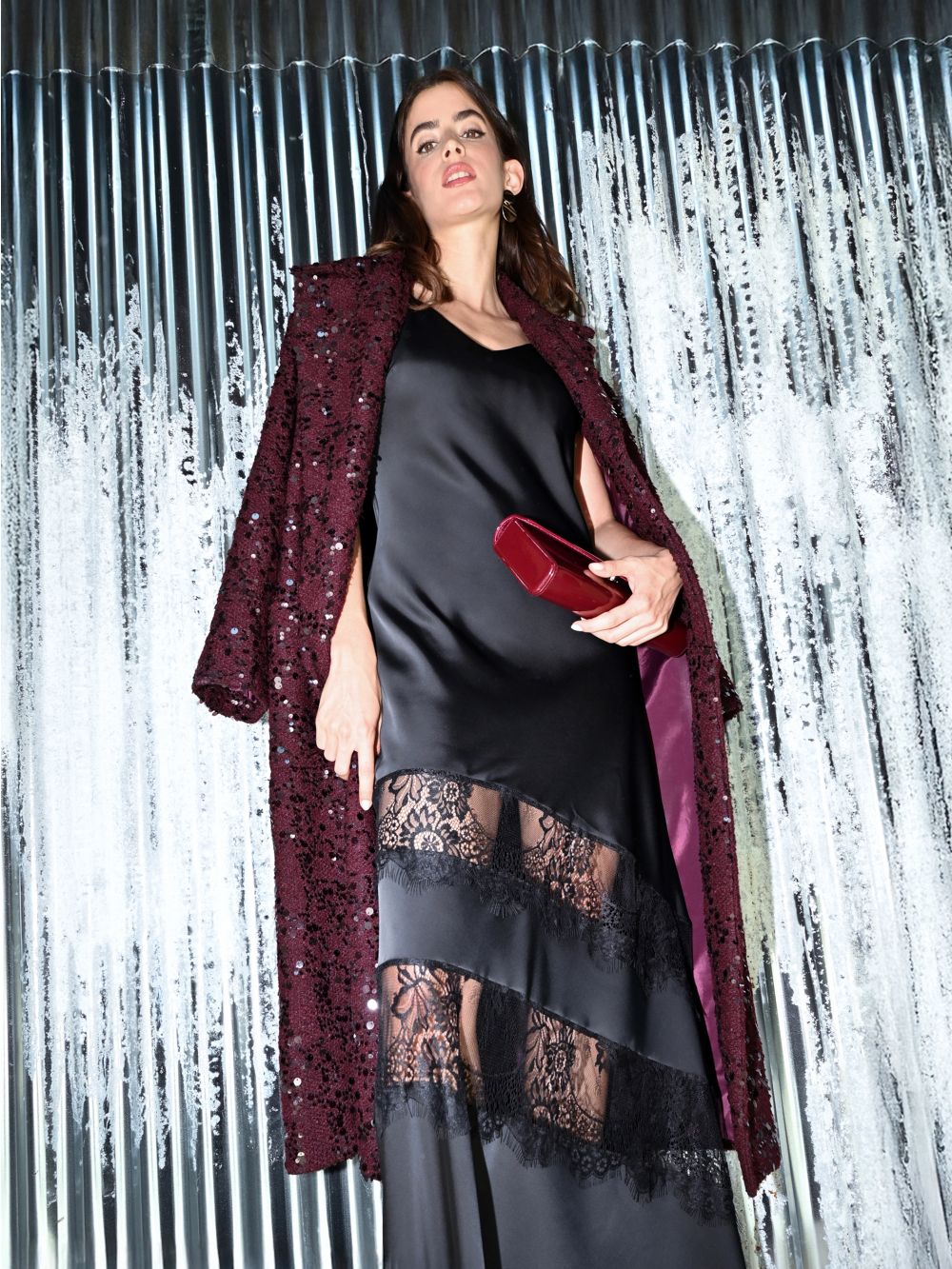 Kleid aus schwarzem Satin mit Spitzeneinsätzen