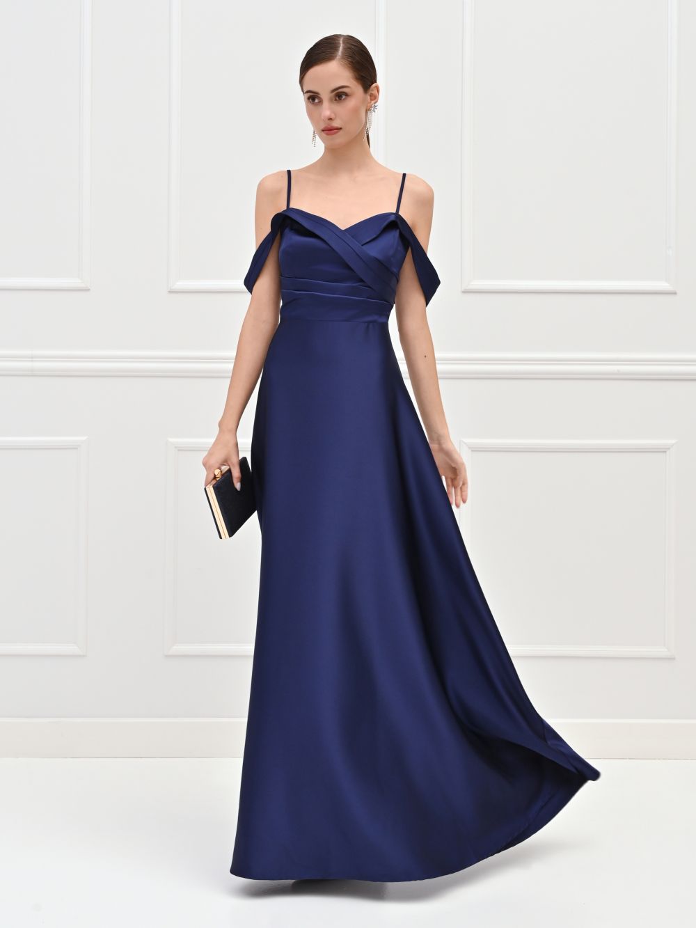 Abito lungo blu in raso con scollo drappeggiato