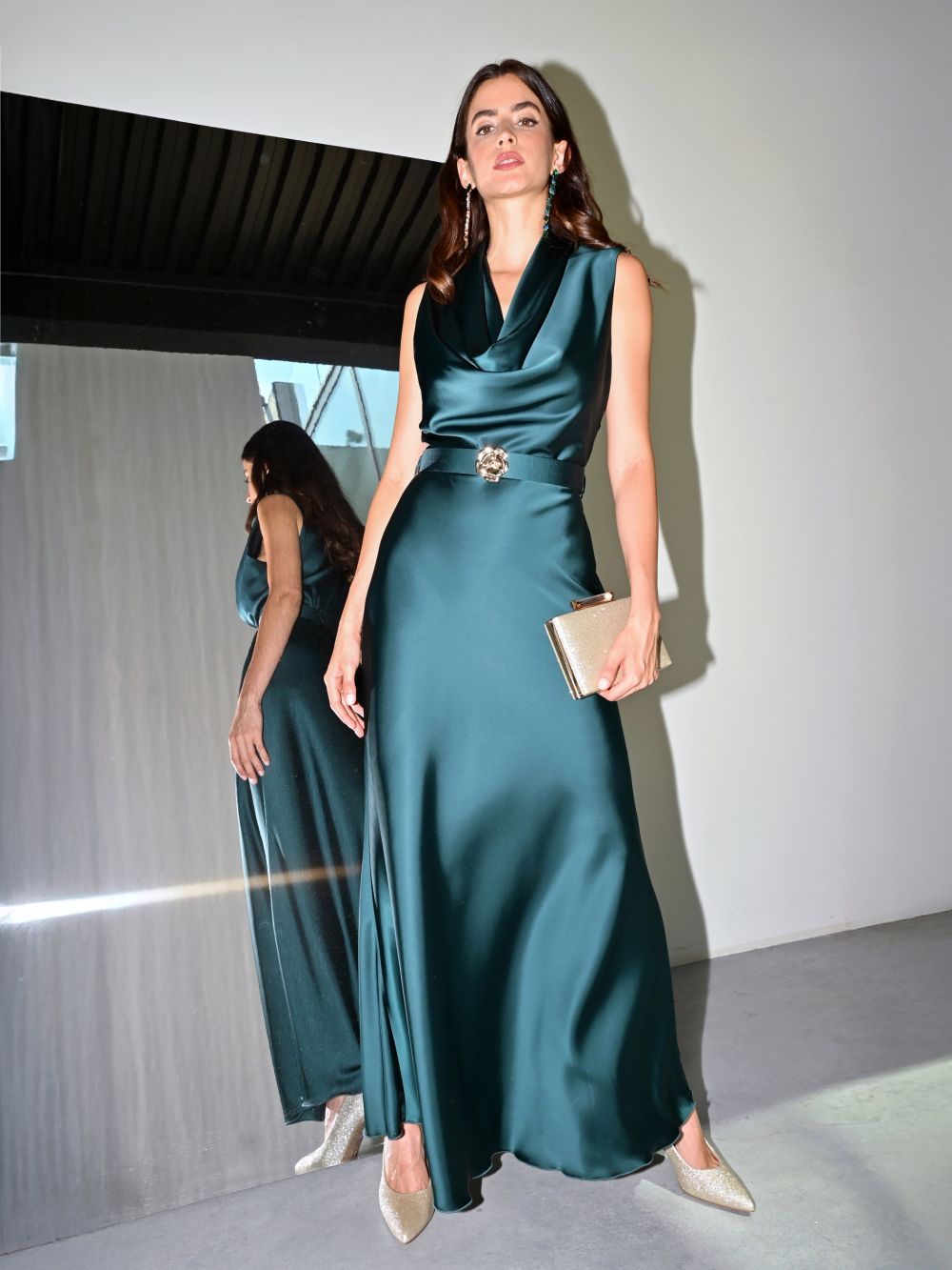 Langes Kleid aus grünem Satin mit Design-Gürtel