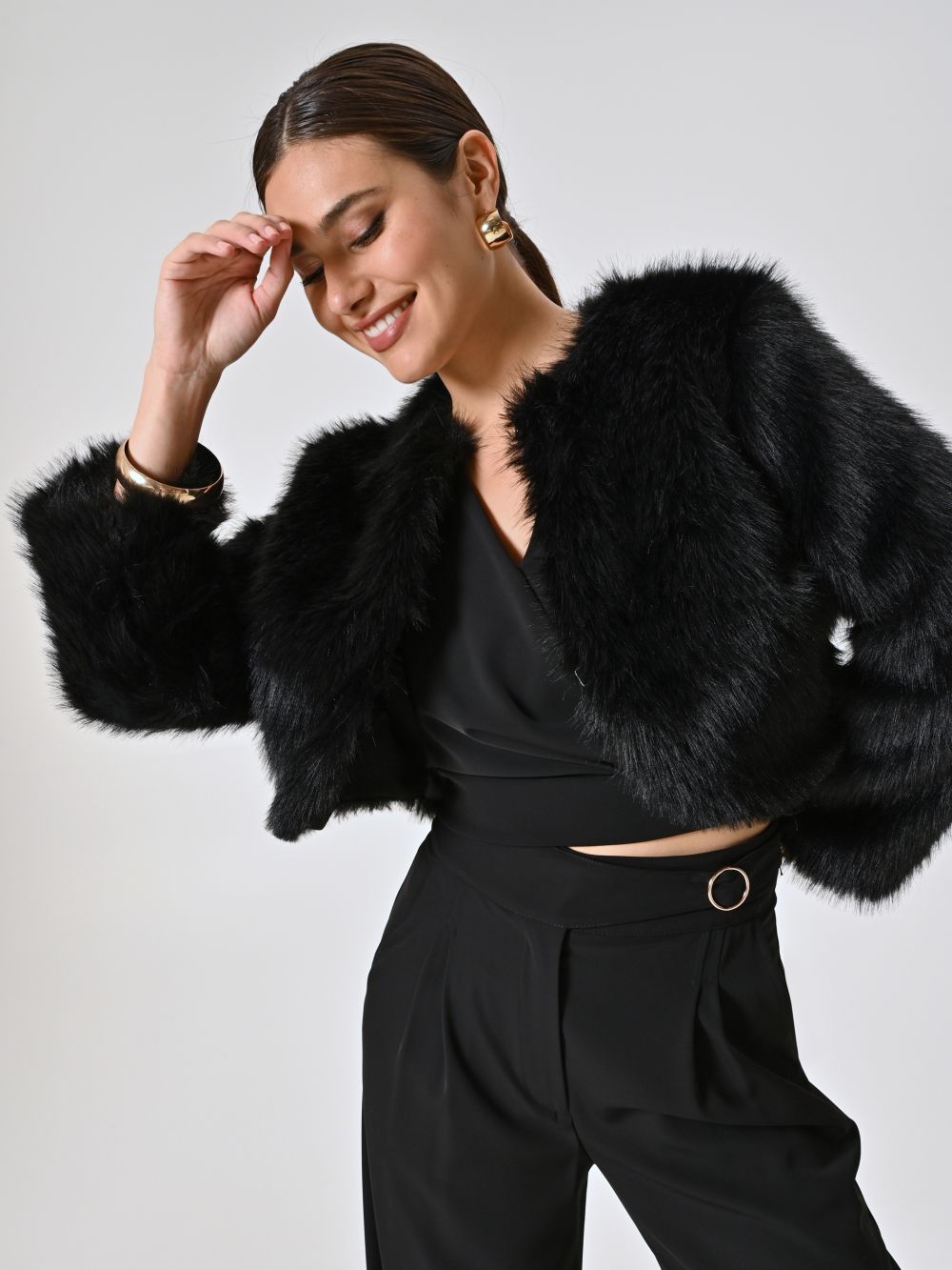 Kurze Jacke mit Pelzeffekt in Schwarz