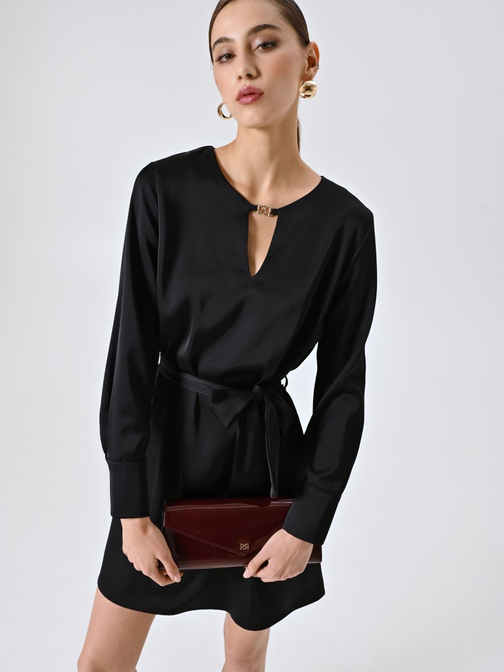 Kleid in Schwarz aus Satin mit Gürtel