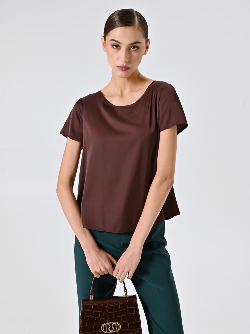 Blusa de manga corta en satén marrón chocolate