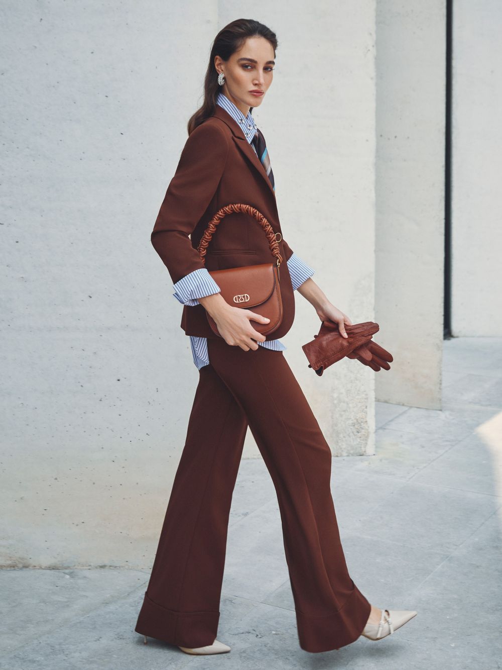 Pantaloni Marrone Cioccolato Ampi con Maxi Risvolto in Tessuto Tecnico
