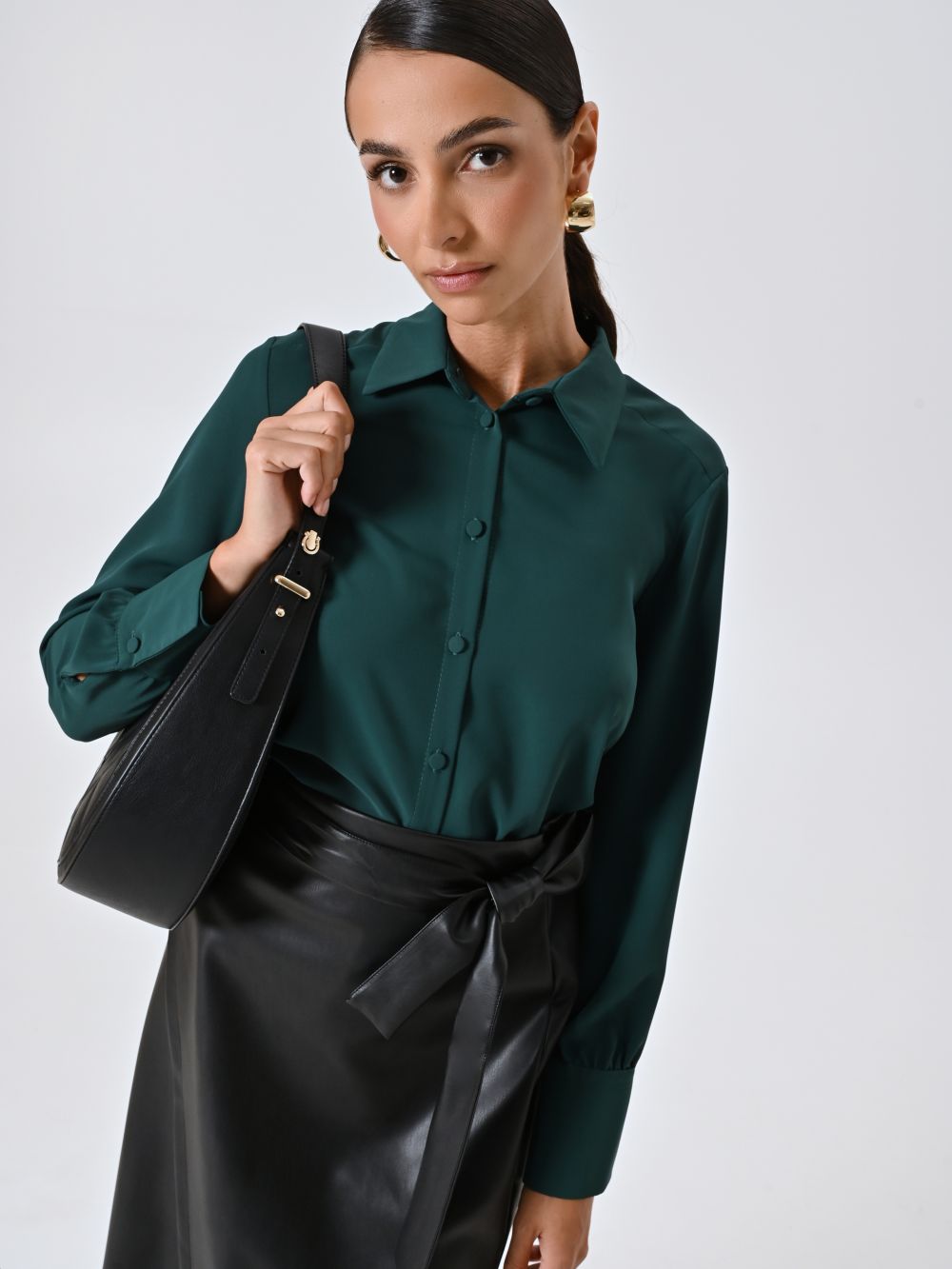 Camisa verde con botones revestidos