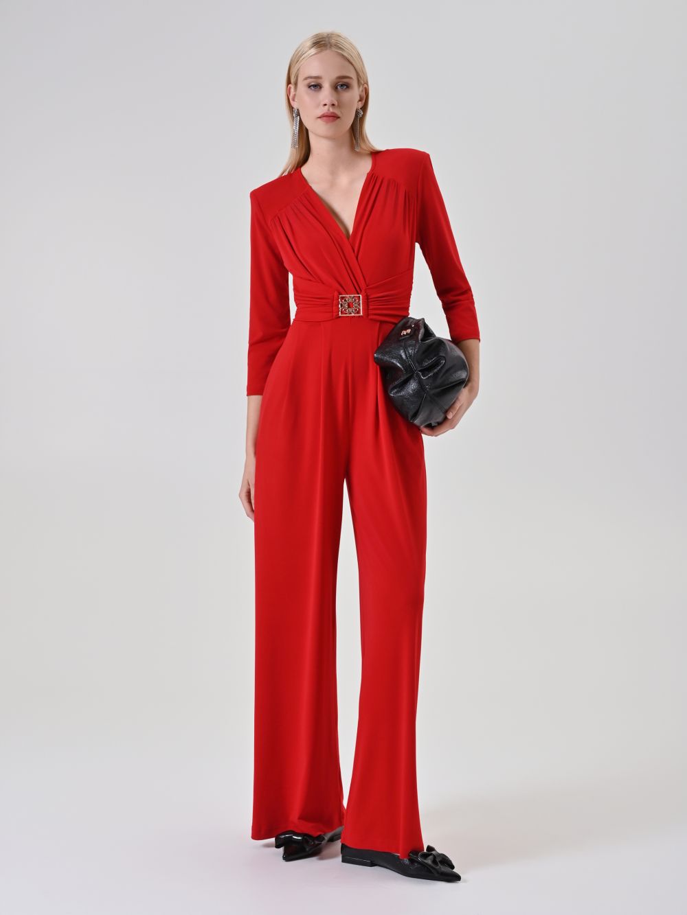 Roter Jumpsuit mit Schnalle