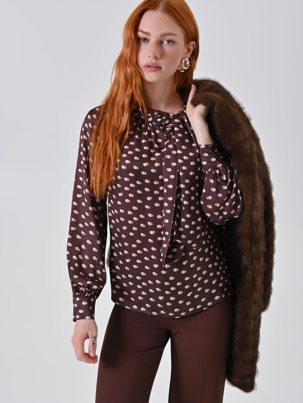 Blusa cioccolato in raso stampato con scollo drappeggiato