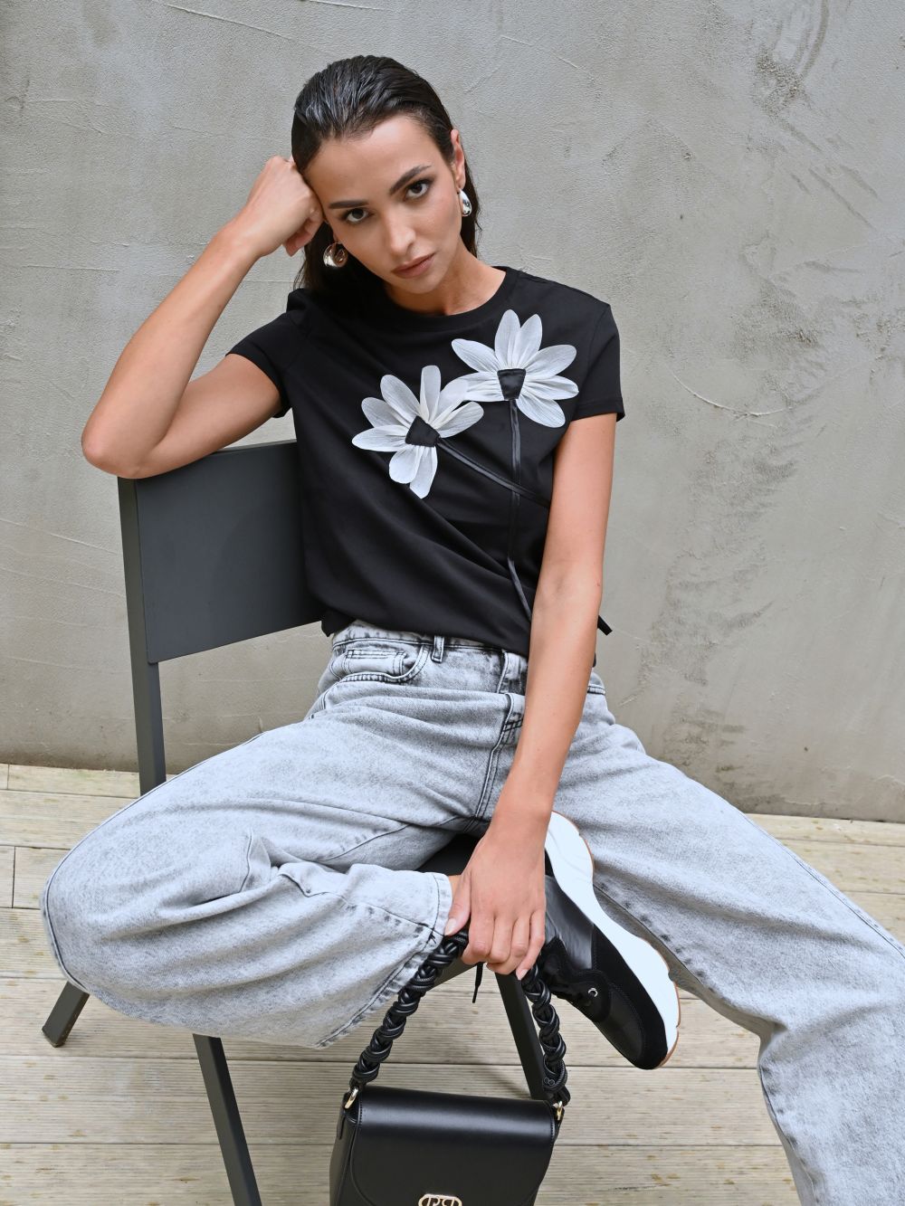 T-Shirt Nera con Fiori