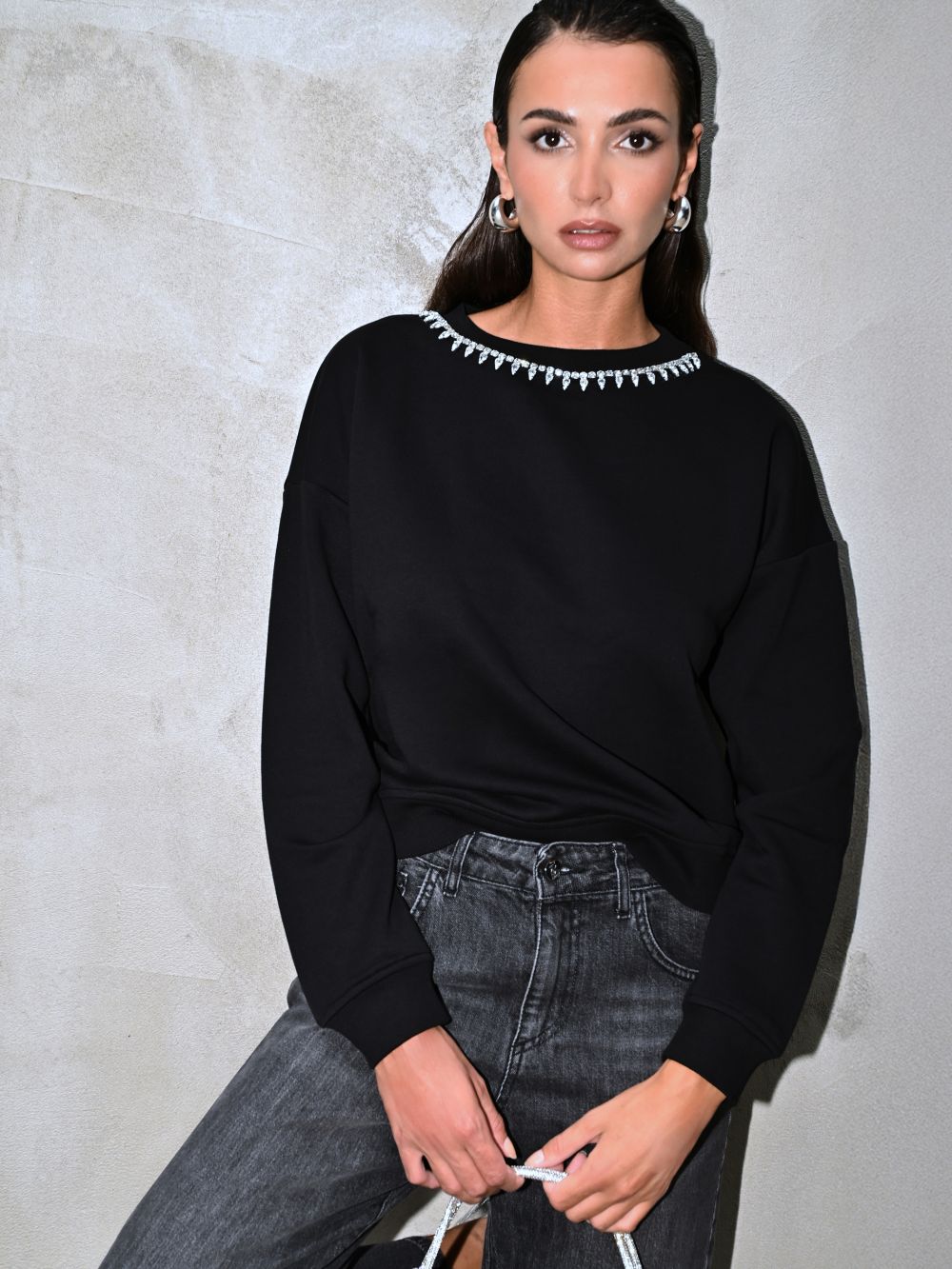 Felpa Nera con Girocollo Strass