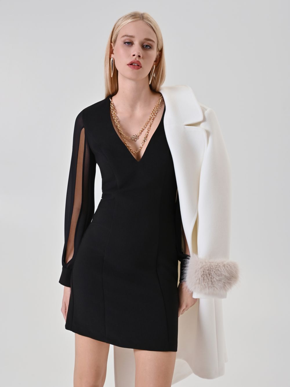 Vestido tubo negro con mangas de georgette