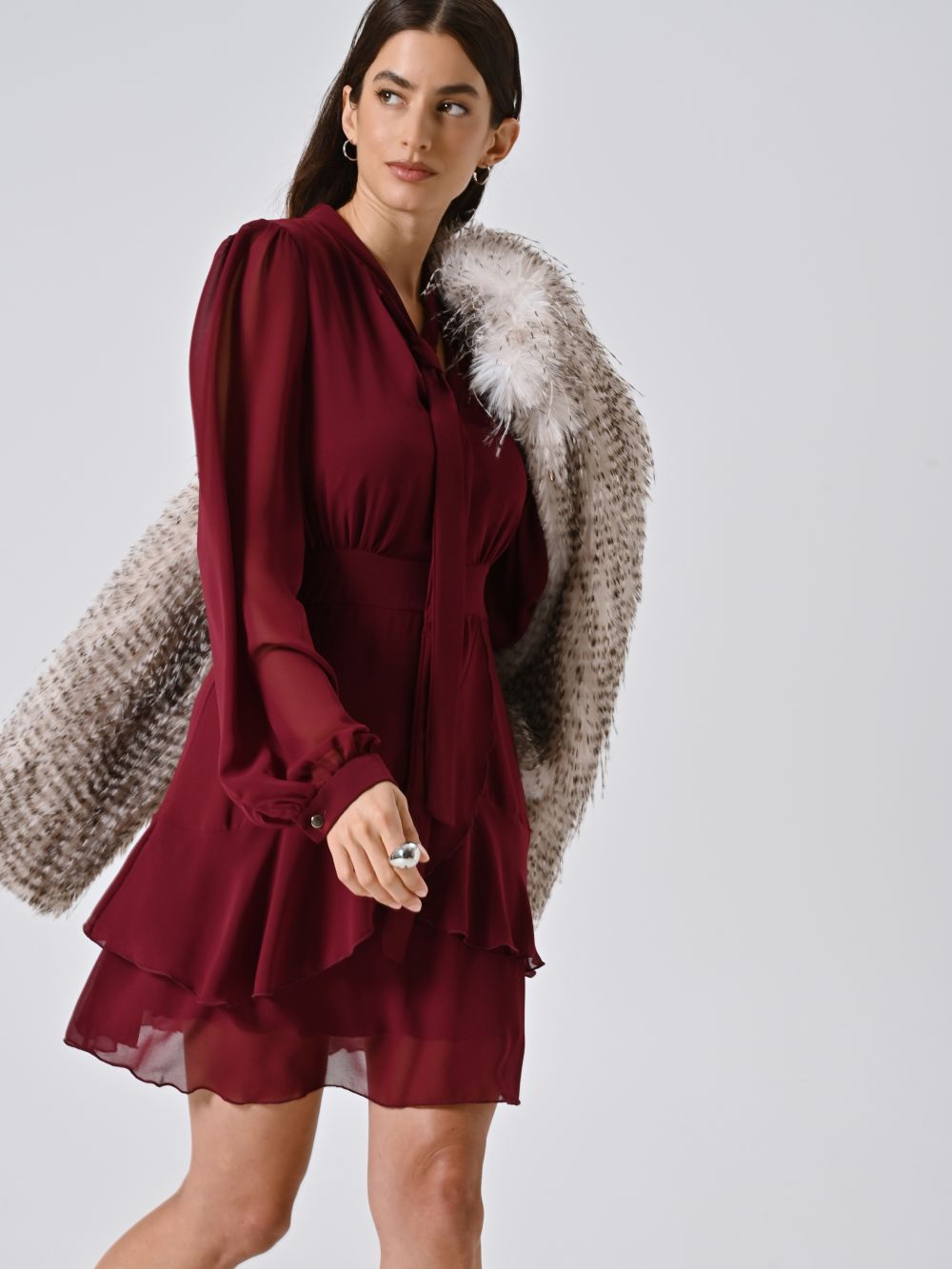 Vestido burdeos con volantes y lazo