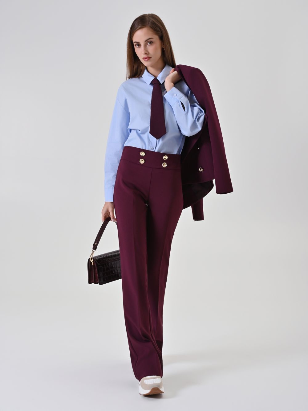 Bordeauxrote Flare-Hose mit goldenen Knöpfen