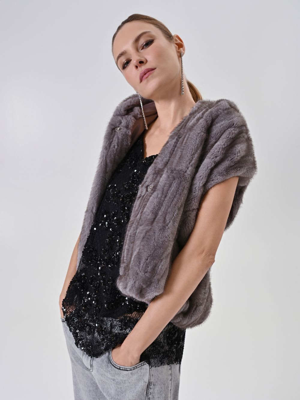 Top nero con paillettes all over