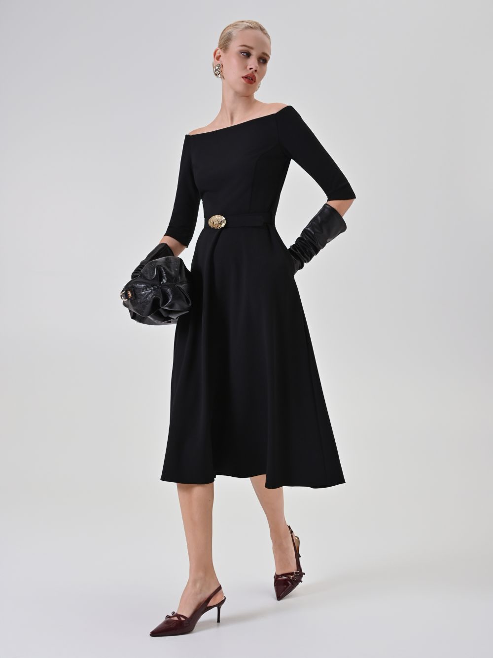 Abito midi nero con cintura e scollo a barchetta