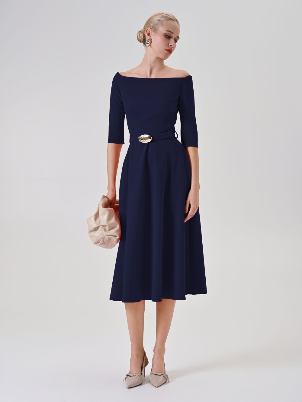 Abito midi blu con cintura e scollo a barchetta