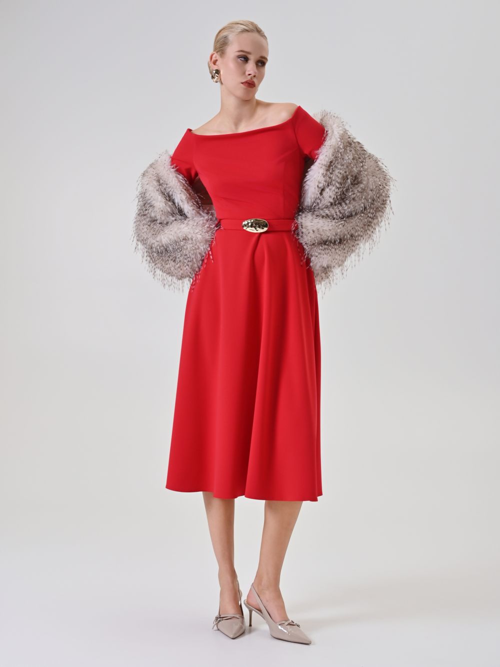 Abito midi rosso con cintura in vita