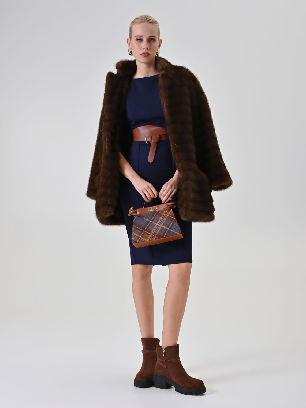 Niebieska sukienka ołówkowa z paskiem w talii