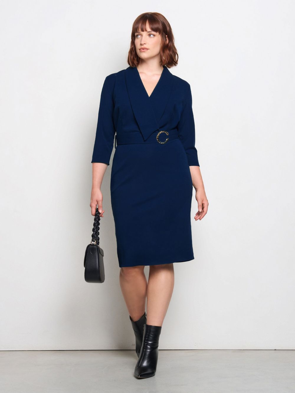 Blaues Curvy-Kleid mit Revers