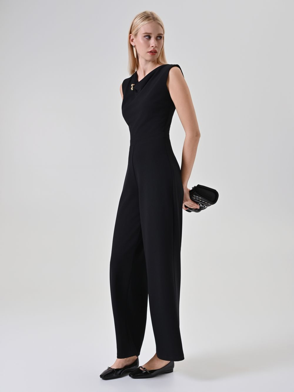 Schwarzer Palazzo-Jumpsuit mit Schmuckdetail