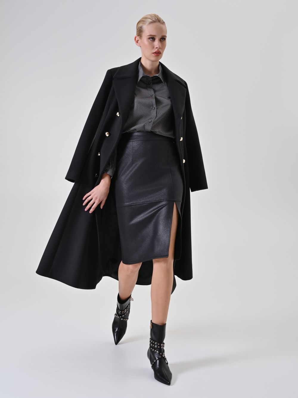 Falda de tubo negra efecto piel con abertura