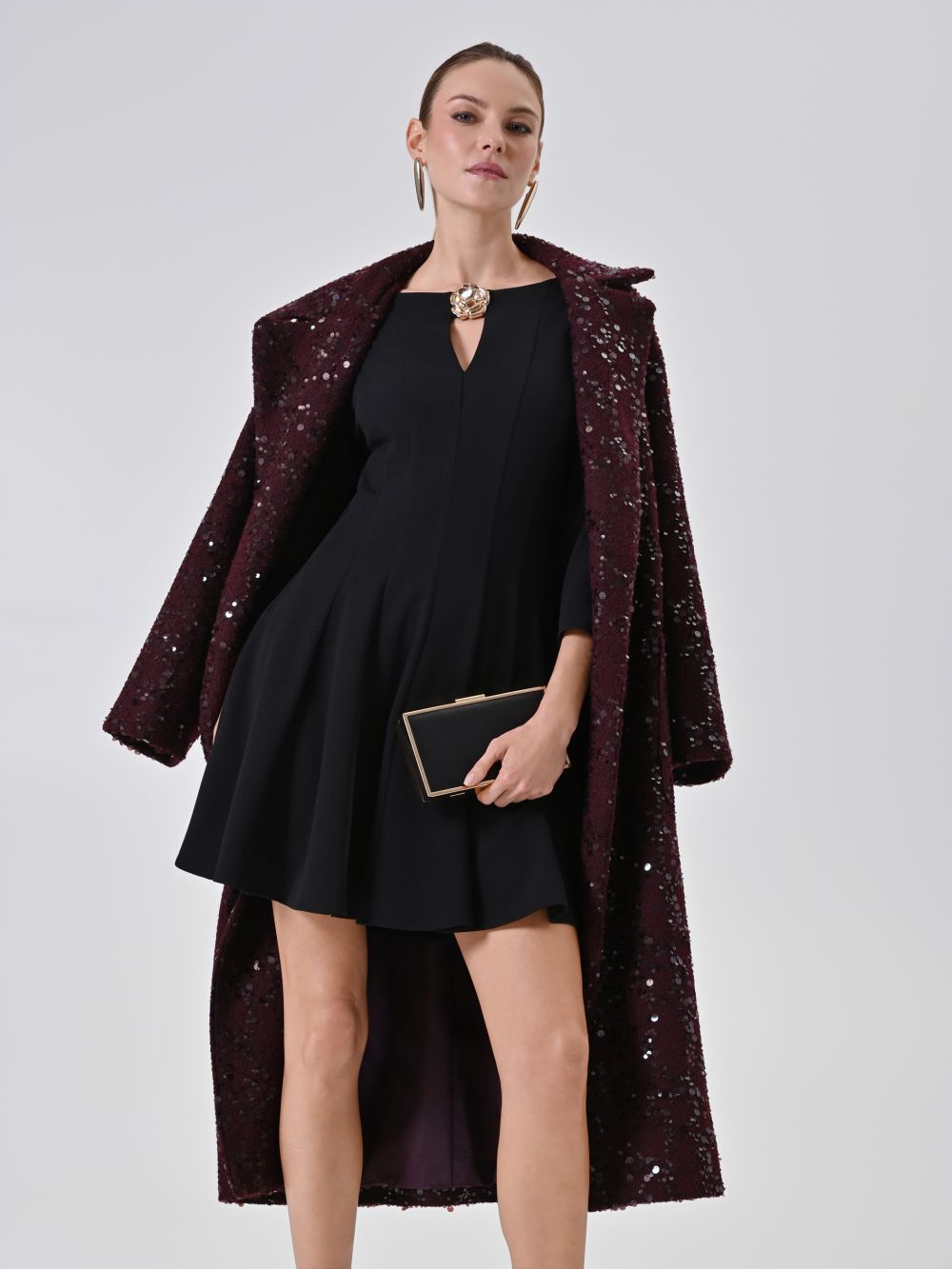 Vestido negro con falda de vuelo