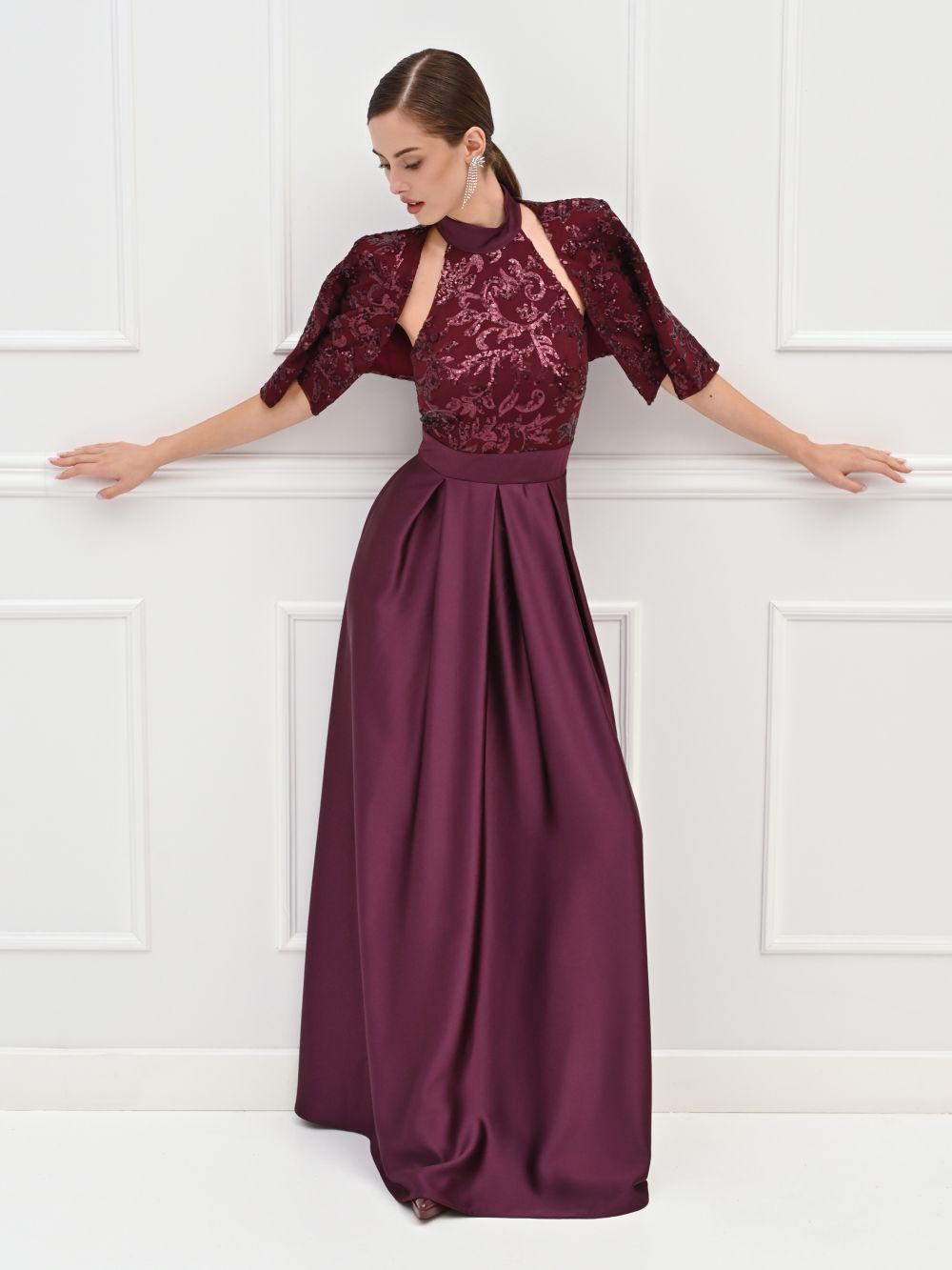 Abito lungo bordeaux in raso con corpetto di paillettes