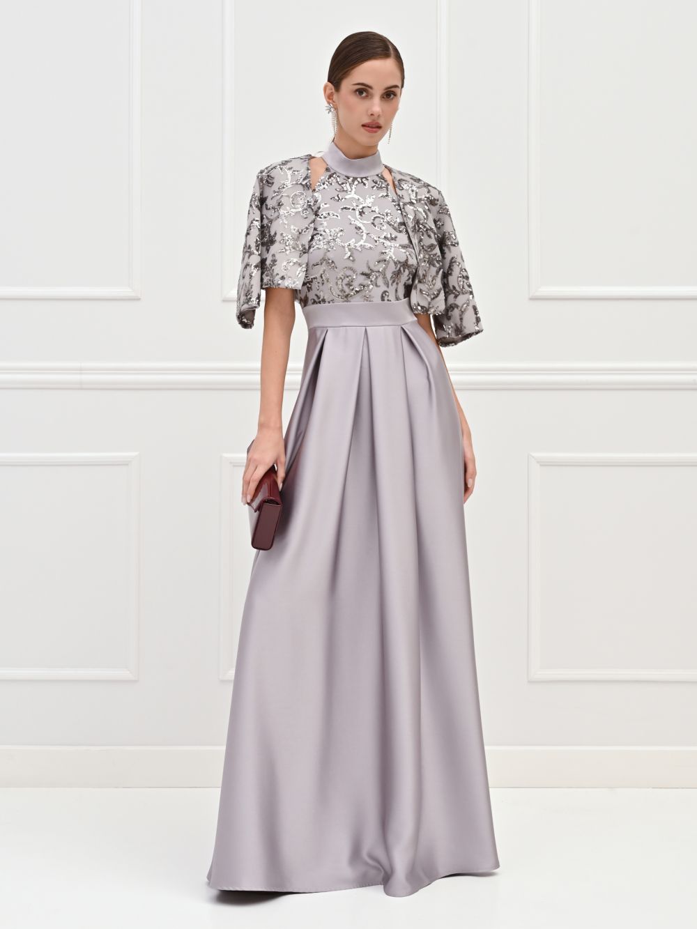 Abito lungo argento con corpetto in paillettes e gonna in raso