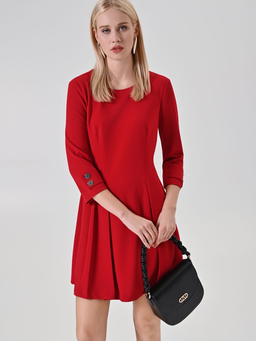 Abito rosso a ruota con maniche tre quarti