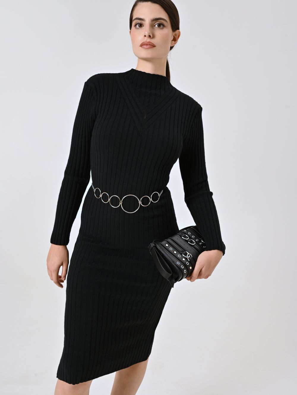 Geripptes Strickkleid in Schwarz