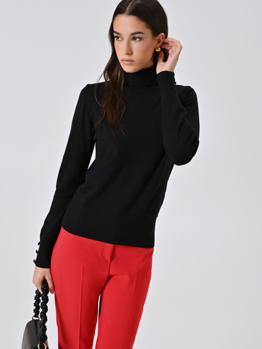 Rollkragenpullover aus schwarzem Strickstoff