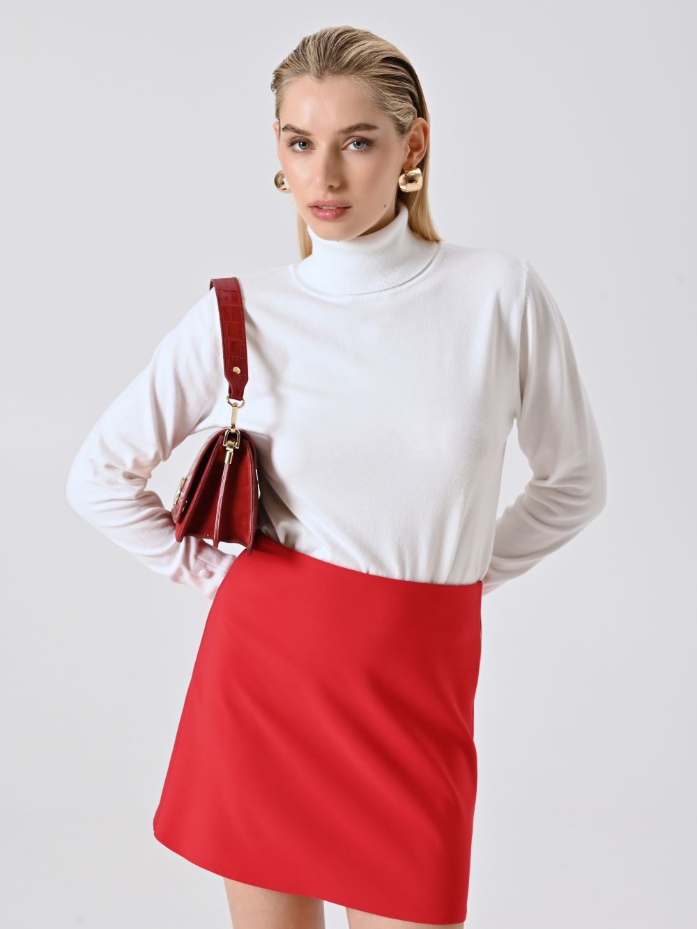 Rollkragenpullover aus weißem Strickstoff