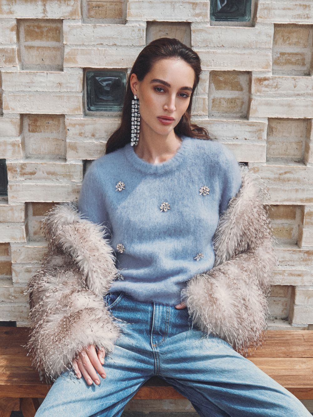 Pull peluche bleu ciel à pierres