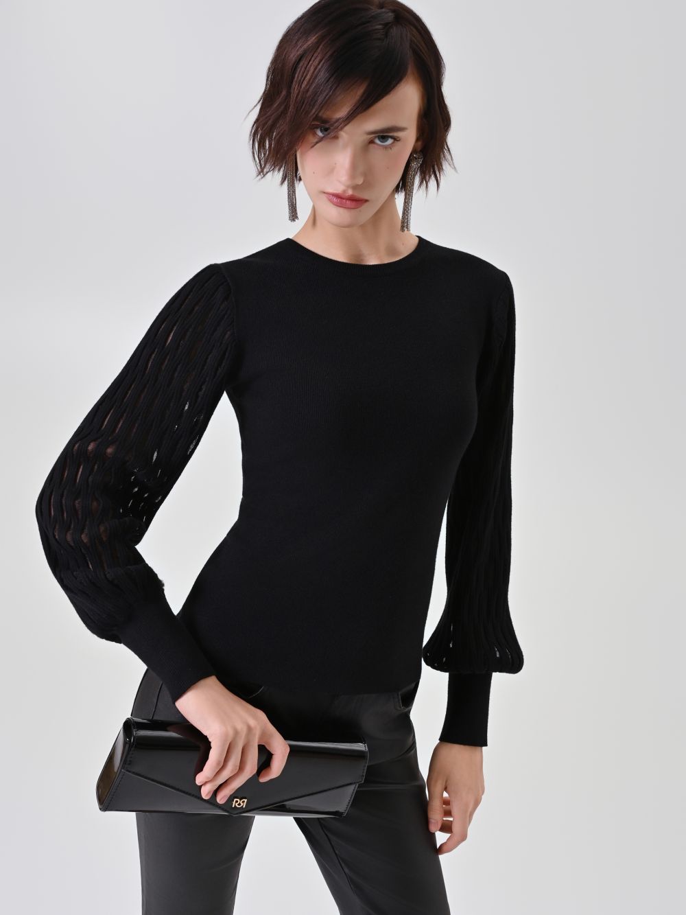 Maglia nera con maniche traforate